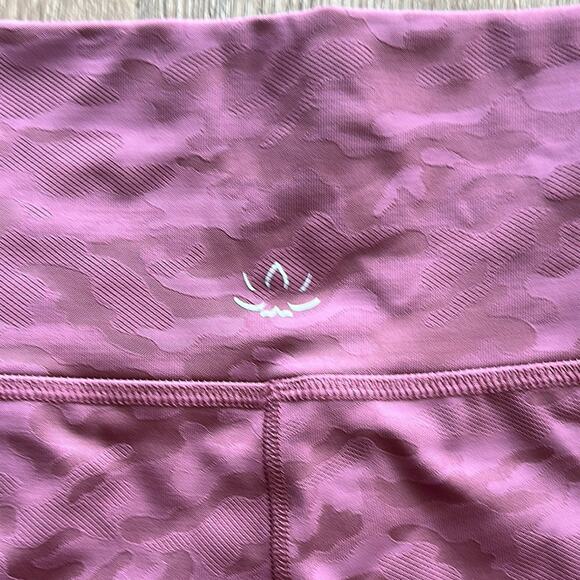 Beyond Yoga Dark Mauve Camo 7" Bike Shorts Size Small High Rise - Picture 4 of 5